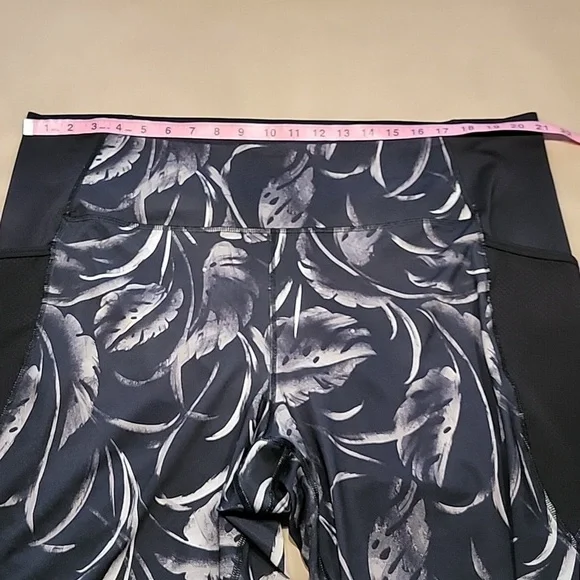 Tek Gear Size 3X High-Waisted Capri Leggings in Black Tropical, Like New Cond. - Picture 7 of 15